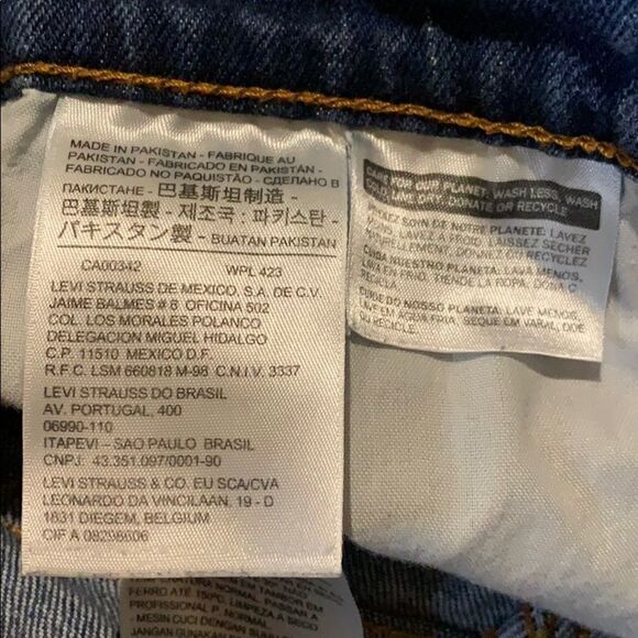 Levi Strauss high rise denim cuffed shorts. Size 28 - Picture 9 of 9